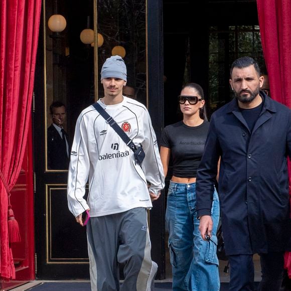 Les Beckham quittent leur hôtel La Réserve, à Paris, le 8 mars 2025.  GOFF INF / BESTIMAGE