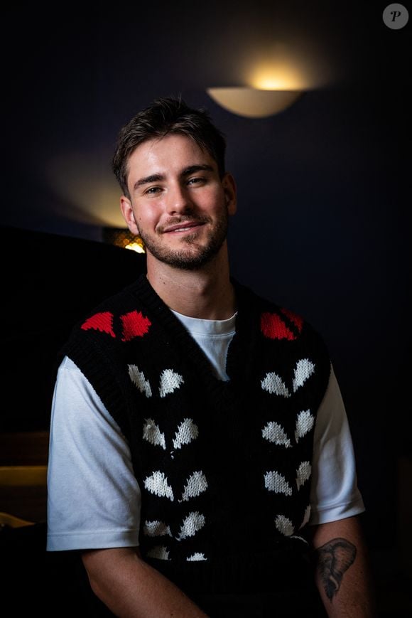 Ils se sont rencontrés sur un tournage de clip où elle dansait.

Exclusif - Julien Lieb (Star Academy 2023) lors d'une rencontre et écoute de son nouvel album avec des fans aux Studios de la Seine à Paris le 19 septembre 2025.
© Julien Sarkissian / Bestimage