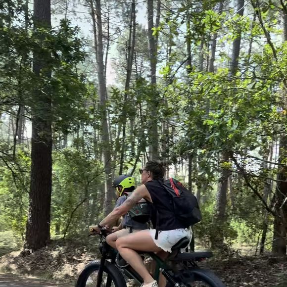 Laure Manaudou et son fils en rentrant de l'école le 12 juin 2025.