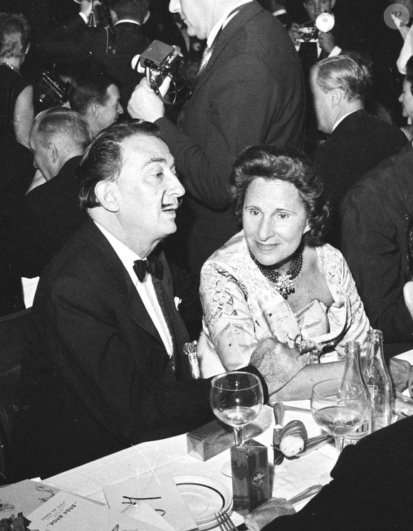 ARCHIVES - "SALVADOR DALI" ET SA FEMME GALA A PARIS "SALVADOR DALI"  "PLAN SERRE" FEMININ HOMME ASSIS PEINTRE "NOIR ET BLANC"