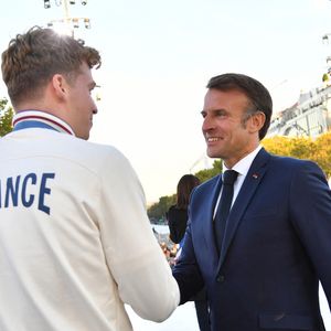 Exclusif - Emmanuel Macron et Léon Marchand à la remise des médailles par le président de la République à l'Arc de Triomphe aux athlètes lors de la parade des champions à l'occasion des Jeux Olympiques et Paralympiques Paris 2024, le 14 septembre 2024.

Photo : Perusseau-Ramsamy / Bestimage