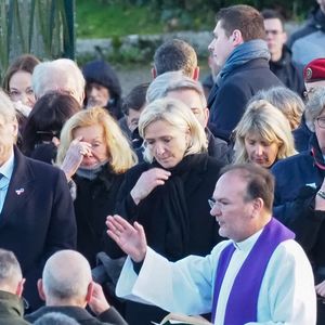 Il s'agit "d’un appartement de standing sur les hauteurs de Cannes, revendu pour plus de 1 million d’euros". 

Marine Le Pen fait le signe de croix devant le cercueil de son père - Le clan Le Pen se rend au cimetière de la Trinité-sur-Mer après les obsèques de Jean-Marie Le Pen en l'église Saint-Joseph le 11 janvier 2025. ©Dominique Jacovides / Guillaume Collet / Bestimage
