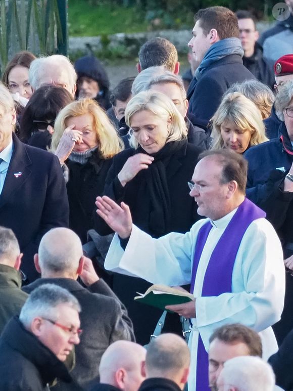 Il s'agit "d’un appartement de standing sur les hauteurs de Cannes, revendu pour plus de 1 million d’euros". 

Marine Le Pen fait le signe de croix devant le cercueil de son père - Le clan Le Pen se rend au cimetière de la Trinité-sur-Mer après les obsèques de Jean-Marie Le Pen en l'église Saint-Joseph le 11 janvier 2025. ©Dominique Jacovides / Guillaume Collet / Bestimage