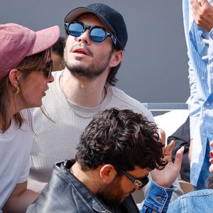 François Civil, sa soeur Marie, sa compagne Adèle Exarchopoulos et Sacha Abitbol en tribunes lors de la finale messieurs des Internationaux de France de Tennis de Roland Garros 2025 (jour 15), à Paris, France, le 8 juin 2025. © Cyril Moreau/Bestimage