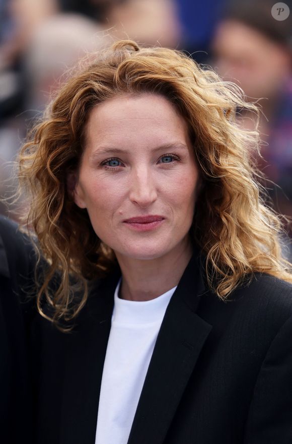 On apprend aujourd'hui que Julia Piaton, la fille de Charlotte, vient d'être nommée gérante de l'établissement, 

Julia Piaton au photocall du film "La Venue de l'Avenir" lors du 78ème Festival International du Film de Cannes, Fr23 mai 2025. © Jacovides-Moreau/Bestimage