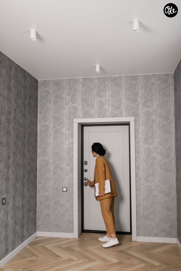 Une explication possible : le cerveau organise nos expériences en séquences. Franchir une porte peut marquer une transition et rendre une information récente moins accessible.

Pexels
