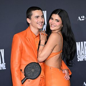 Timothée Chalamet et Kylie Jenner à leur arrivée à la première de "Marty Suprême" au Samuel Goldwyn Theater, le 8 décembre 2025 à Beverly Hills, en Californie. Photo de Lisa O'Connor/Aff/Abaca