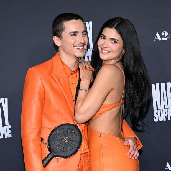 Timothée Chalamet et Kylie Jenner à leur arrivée à la première de "Marty Suprême" au Samuel Goldwyn Theater, le 8 décembre 2025 à Beverly Hills, en Californie. Photo de Lisa O'Connor/Aff/Abaca