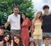 Olivier Colas quitte le CHU ! Il a été transféré au centre de rééducation.

Delphine et Olivier Colas avec leurs enfants. Capture Instagram Familles Colas