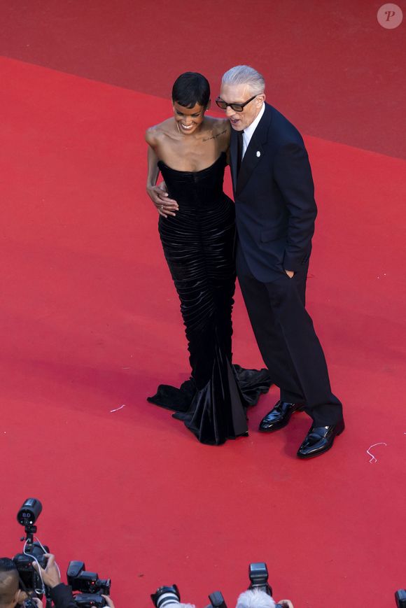 Vincent Cassel et sa compagne Narah Baptista - Montée des marches du film " Histoires parallèles " lors du 79ème Festival International du Film de Cannes, le 14 mai 2026. © Camilla Canalini / Bestimage