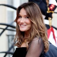 Au Longines Paris Eiffel Jumping, Carla Bruni retrouve un de ses célèbres ex à sa table : sa femme et sa fille s'en mêlent !