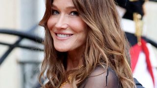 Au Longines Paris Eiffel Jumping, Carla Bruni retrouve un de ses célèbres ex à sa table : sa femme et sa fille s'en mêlent !