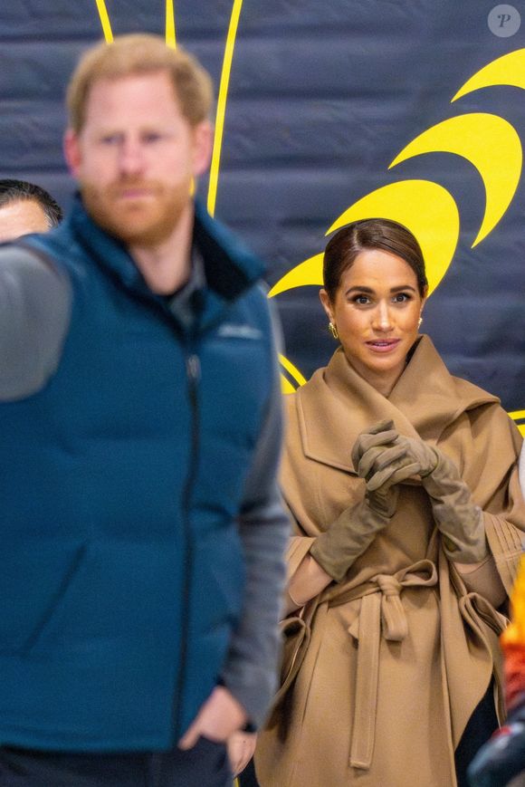Le prince Harry, duc de Sussex et Meghan Markle, duchesse de Sussex, se joignent participent à un entraînement de curling aux Invictus Games Vancouver Whistler 2025, au Hillcrest Community Centre, Vancouver, Colombie-Britannique, Canada, le 16 février 2024. Backgrid USA / Bestimage


Pictured: Prince Harry, Meghan Markle, Michael Buble, Luisana Lopilato