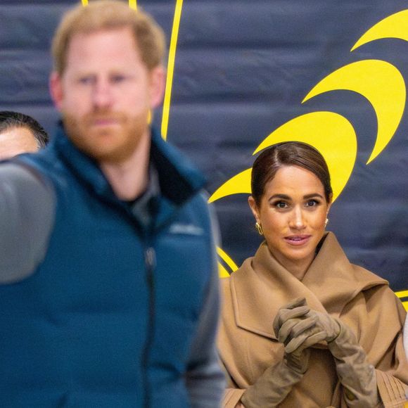Le prince Harry, duc de Sussex et Meghan Markle, duchesse de Sussex, se joignent participent à un entraînement de curling aux Invictus Games Vancouver Whistler 2025, au Hillcrest Community Centre, Vancouver, Colombie-Britannique, Canada, le 16 février 2024. Backgrid USA / Bestimage


Pictured: Prince Harry, Meghan Markle, Michael Buble, Luisana Lopilato