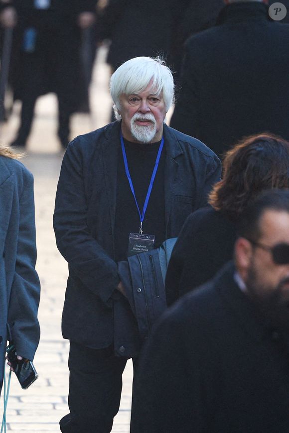 Le militant écologiste, écologiste et défenseur des droits des animaux Paul Watson arrive à l'église Notre-Dame de l'Assomption, pour la cérémonie funéraire de l'actrice française Brigitte Bardot, à Saint-Tropez, dans le sud-est de la France, le 7 janvier 2026. L'actrice française Brigitte Bardot, symbole de la libération sexuelle dans les années 1950 et 1960, qui s'est réinventée en défenseuse des droits des animaux et a embrassé des opinions d'extrême droite, est décédée le 28 décembre 2025 à l'âge de 91 ans. Photo par Raphael Lafargue/ABACAPRESS.COM