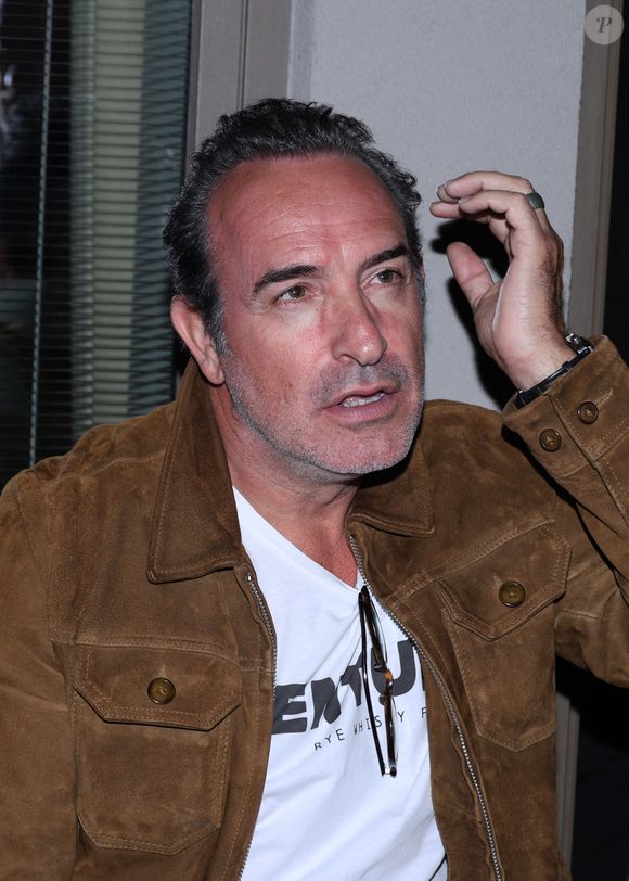 Jean Dujardin - Vernissage de l'exposition photos et du livre "La Boxe fait son cinéma" à l’hôtel Brach à Paris le 23 Septembre 2025. Ces clichés rendent hommage à plus de cinquante acteurs immortalisés dans des scènes où le noble art rencontre le 7ème art. © Denis Guignebourg/Bestimage