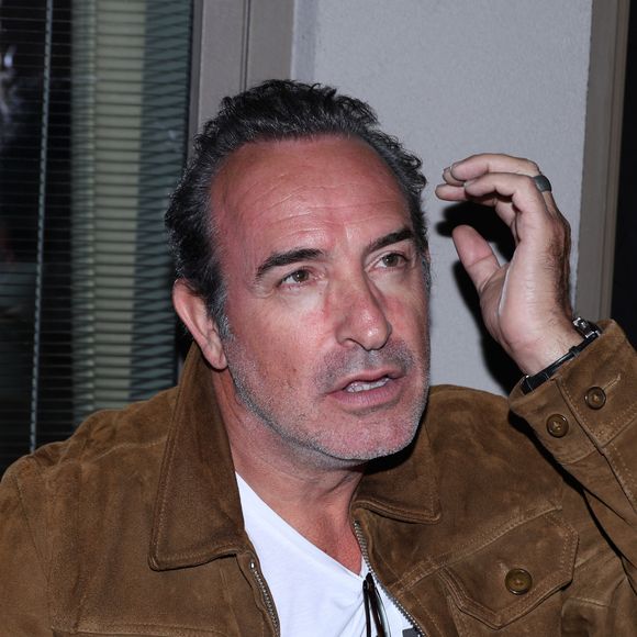 Jean Dujardin - Vernissage de l'exposition photos et du livre "La Boxe fait son cinéma" à l’hôtel Brach à Paris le 23 Septembre 2025. Ces clichés rendent hommage à plus de cinquante acteurs immortalisés dans des scènes où le noble art rencontre le 7ème art. © Denis Guignebourg/Bestimage