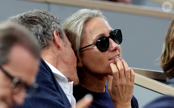 Anne-Sophie Lapix et son mari Arthur Sadoun en tribunes lors des Internationaux de France de Tennis de Roland Garros 2025, à Paris, France, le 6 juin 2025. © Jacovides-Moreau/Bestimage