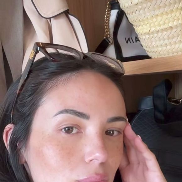 "J’ai 34 ans dans deux semaines et toutes mes copines font des injections – acide hyaluronique / botox – du coup, j’y pense moi aussi car c’est super banalisé", a-t-elle d’abord écrit avant de relativiser et de faire comprendre qu’elle avait finalement décidé de ne pas sauter le pas.

Agathe Auproux donne son avis sur les injections samedi 4 octobre 2025 sur Instagram