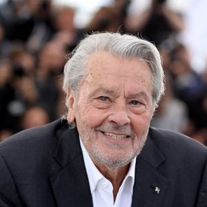 Photocall de la Palme d’or d’honneur à Alain Delon lors du 72ème Festival International du film de Cannes. Le 19 mai 2019 
© Jacovides-Moreau / Bestimage