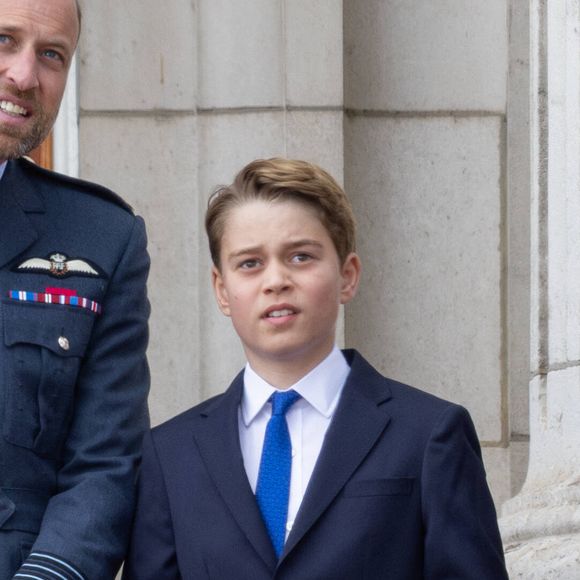 Le Prince George a créé la surprise générale.

Le Prince William et le Prince George Greeting lors de la célébration du 80ème anniversaire de la fin de la Seconde Guerre mondiale, à Londres.

Photo : Dana Press / Bestimage