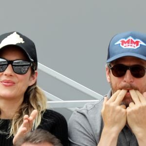 Marion Cotillard et Guillaume Canet - People dans les tribunes lors de la finale messieurs des internationaux de France de tennis de Roland Garros 2019 à Paris le 9 juin 2019. © Jacovides-Moreau/Bestimage