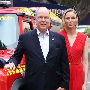 Le prince Albert II de Monaco et la princesse Charlene de Monaco au Formula 1 Louis Vuitton Grand Prix de Monaco 2026, à Monte-Carlo, Monaco, le 5 mai 2026. Avant d'aller saluer les membres des Croix Rouges présents sur le circuit durant tout le Grand Prix, le prince et la princesse ont découvert deux nouveaux véhicules d'intervention des sapeurs pompiers monégasques.  Claudia Albuquerque/Bestimage