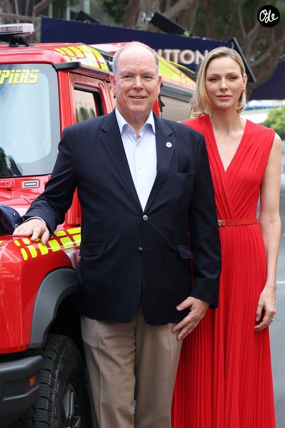 Le prince Albert II de Monaco et la princesse Charlene de Monaco au Formula 1 Louis Vuitton Grand Prix de Monaco 2026, à Monte-Carlo, Monaco, le 5 mai 2026. Avant d'aller saluer les membres des Croix Rouges présents sur le circuit durant tout le Grand Prix, le prince et la princesse ont découvert deux nouveaux véhicules d'intervention des sapeurs pompiers monégasques.  Claudia Albuquerque/Bestimage
