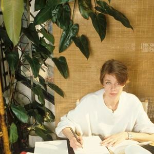 Parmi ces adresses parisiennes, son logement du 16e arrondissement occupait une place à part.

Archives - En France, à Paris, portrait de Françoise Hardy à son domicile. 

© Bestimage