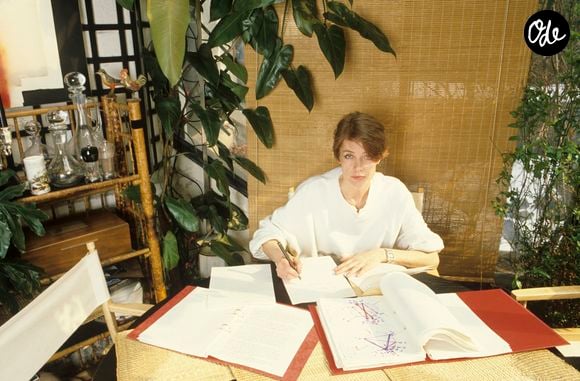 Parmi ces adresses parisiennes, son logement du 16e arrondissement occupait une place à part.

Archives - En France, à Paris, portrait de Françoise Hardy à son domicile. 

© Bestimage
