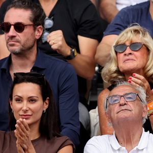 Clémentine, la compagne de R.Gasquet, Maryse Gasquet (au second plan), la mère de R.Gasquet, et les proches du tennisman - Dernier match de sa carrière pour R.Gasquet, battu par J.Sinner (6-3, 6-0, 6-4) lors des Internationaux de France de Tennis de Roland Garros 2025, le 29 mai 2025. 
© Jacovides / Moreau / Bestimage