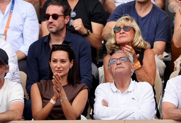 Clémentine, la compagne de R.Gasquet, Maryse Gasquet (au second plan), la mère de R.Gasquet, et les proches du tennisman - Dernier match de sa carrière pour R.Gasquet, battu par J.Sinner (6-3, 6-0, 6-4) lors des Internationaux de France de Tennis de Roland Garros 2025, le 29 mai 2025. 
© Jacovides / Moreau / Bestimage