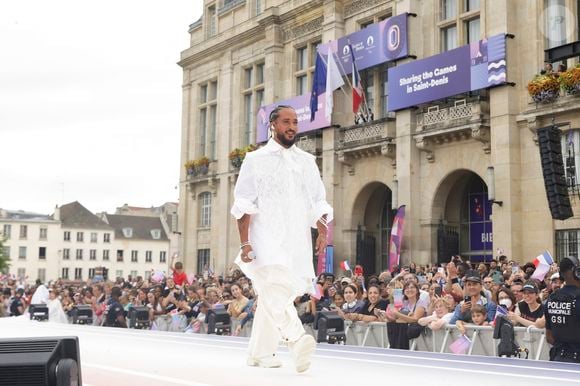 Slimane lors du dernier relais de La Flamme Olympiques avant la cérémonie d'ouverture des Jeux Olympiques (JO) de Paris 2024 à Saint-Denis, Seine Saint-Denis, France, le 26 juillet 2024. © Melloul-Tribeca/Bestimage