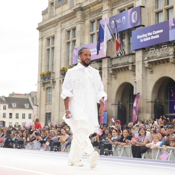 Slimane lors du dernier relais de La Flamme Olympiques avant la cérémonie d'ouverture des Jeux Olympiques (JO) de Paris 2024 à Saint-Denis, Seine Saint-Denis, France, le 26 juillet 2024. © Melloul-Tribeca/Bestimage