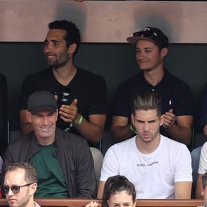 Zinédine Zidane, sa femme Véronique et leurs fils Luca et Enzo dans les tribunes des Internationaux de France de Tennis de Roland Garros à Paris, le 10 juin 2018. © Dominique Jacovides - Cyril Moreau/Bestimage