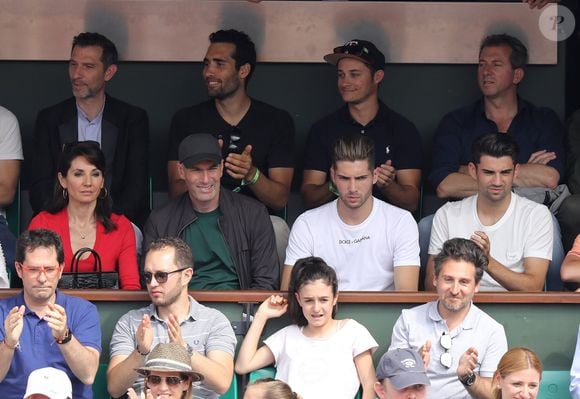 Zinédine Zidane, sa femme Véronique et leurs fils Luca et Enzo dans les tribunes des Internationaux de France de Tennis de Roland Garros à Paris, le 10 juin 2018. © Dominique Jacovides - Cyril Moreau/Bestimage