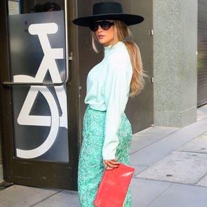 Jennifer Lopez en jupe crayon vert clair, top vert clair, pochette rouge et chapeau noir à Live with Kelly & Mark à New York City, USA, le 6 octobre 2025, à NYC, USA. Photo by Christopher Peterson/Splash News/ABACAPRESS.COM