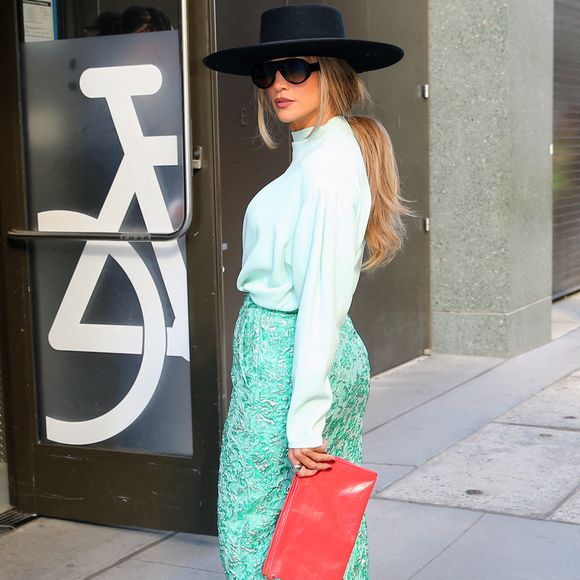 Jennifer Lopez en jupe crayon vert clair, top vert clair, pochette rouge et chapeau noir à Live with Kelly & Mark à New York City, USA, le 6 octobre 2025, à NYC, USA. Photo by Christopher Peterson/Splash News/ABACAPRESS.COM