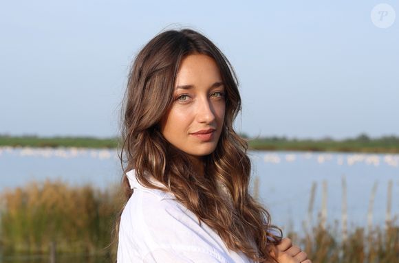 Exclusif - Rendez-vous avec l'actrice Zoï Séverin ("Ici tout commence") à la tour Carbonnière à Saint-Laurent-d'Aigouze, le 3 août 2024. 
© Denis Guignebourg / Bestimage