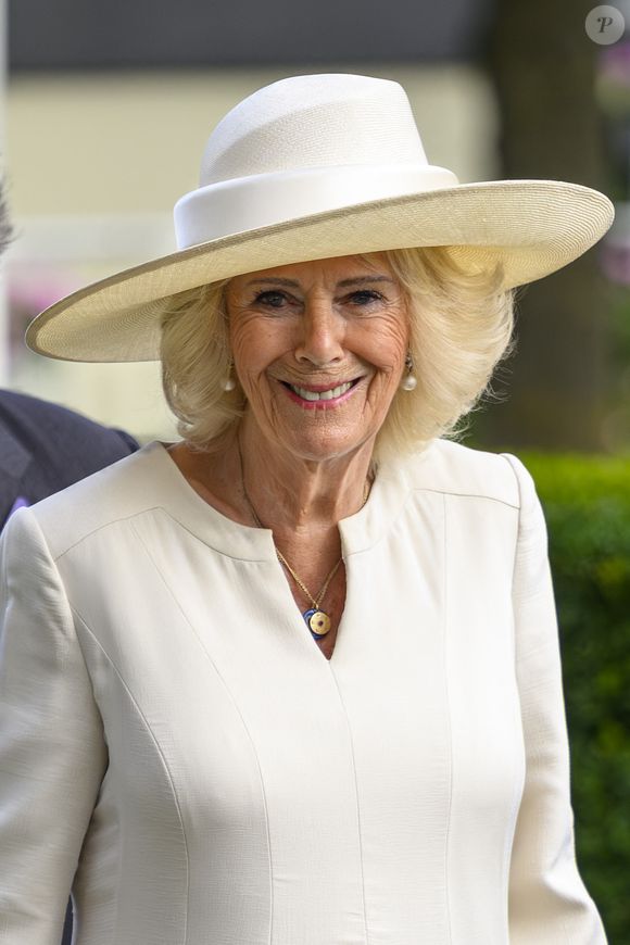 26 juillet 2025 : Les membres de la famille royale assistent au King George Day à l’hippodrome d’Ascot. Sur la photo : la reine Camilla (Camilla Parker Bowles, reine consort d’Angleterre). Lieu : Ascot, Royaume-Uni. Date : 26 juillet 2025. Crédit : Cover Images (Crédit photo : © Cover Images via ZUMA Press / Bestimage).