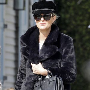 Exclusif - Laeticia Hallyday et son compagnon Jalil Lespert vont faire le marché au Farmer Market à Los Angeles avec une amie le 29 janvier 2023. Auparavant, Jalil est allé faire une séance de sport et prend un appel sur le chemin du retour. Il fume avec une vaporette rose bonbon. POUR INFOS VOIR VENDEUR