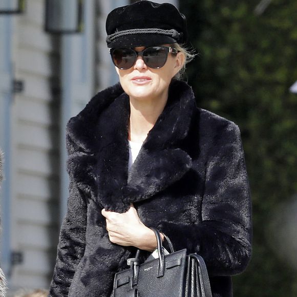 Exclusif - Laeticia Hallyday et son compagnon Jalil Lespert vont faire le marché au Farmer Market à Los Angeles avec une amie le 29 janvier 2023. Auparavant, Jalil est allé faire une séance de sport et prend un appel sur le chemin du retour. Il fume avec une vaporette rose bonbon. POUR INFOS VOIR VENDEUR