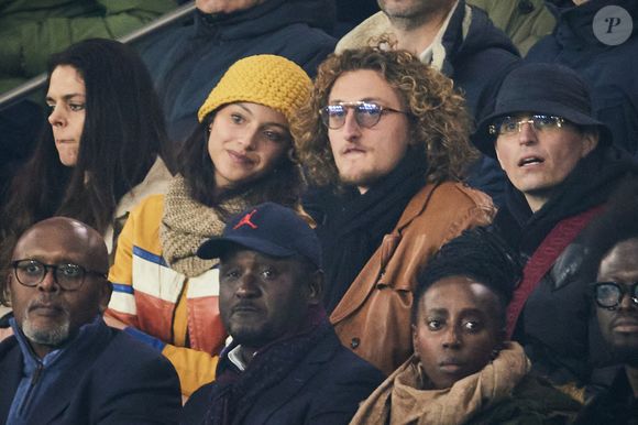 Les enfants de Yannick Noah étaient au Parc des Princes pour assister au classique entre Paris et Marseille

Jenaye Noah et son frère Joalukas Noah, Raphaël Quenard - Célébrités dans les tribunes lors du match de Ligue 1 McDonald's opposant le Paris Saint-Germain (PSG) à l'Olympique de Marseille (OM) - (3-1) au Parc des Princes à Paris le 16 mars 2025. © Cyril Moreau/Bestimage