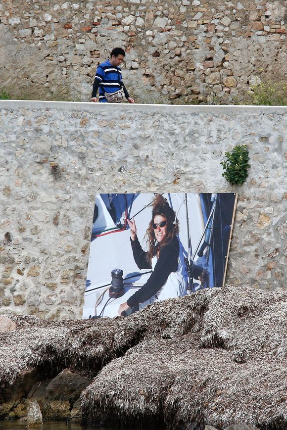 Hubert Arthaud, entouré de sa famille, des amis proches dont le navigateur, artiste, écrivain Titouan Lamazou et des marins venus de tous les ports de la méditerranée, ont rendu hommage en mer au large de l'île St Honorat à Cannes le 25 avril 2015, à la navigatrice Florence Arthaud décédée lors d'un accident d'hélicoptère en Argentine. Junior/Bestimage