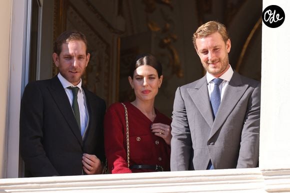 Les frères de Charlotte confirment leur statut d'hommes forts du Rocher.


Andrea, Charlotte et Pierre Casiraghi - La famille princière de Monaco au balcon du palais, à l'occasion de la Fête Nationale de Monaco. Le 19 novembre 2023
© Claudia Albuquerque / Bestimage