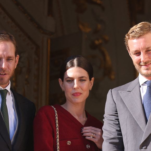 Les frères de Charlotte confirment leur statut d'hommes forts du Rocher.


Andrea, Charlotte et Pierre Casiraghi - La famille princière de Monaco au balcon du palais, à l'occasion de la Fête Nationale de Monaco. Le 19 novembre 2023
© Claudia Albuquerque / Bestimage