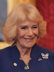 Camilla Parker Bowles : la reine fait une apparition remarquée avec une pièce rare et hautement symbolique, empruntée à une personne chère à son coeur