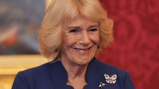 Camilla Parker Bowles : la reine fait une apparition remarquée avec une pièce rare et hautement symbolique, empruntée à une personne chère à son coeur