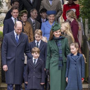 Bain, jeux calmes et histoires sont au programme

Le prince de Galles, le prince George, le prince Louis, la princesse de Galles, Kate Middleton et la princesse Charlotte assistent à l'office religieux du jour de Noël à l'église St Mary Magdalene à Sandringham, Norfolk, Royaume-Uni, le mercredi 25 décembre 2024. Photo par Zak Hussein/Splash News/ABACAPRESS.COM
