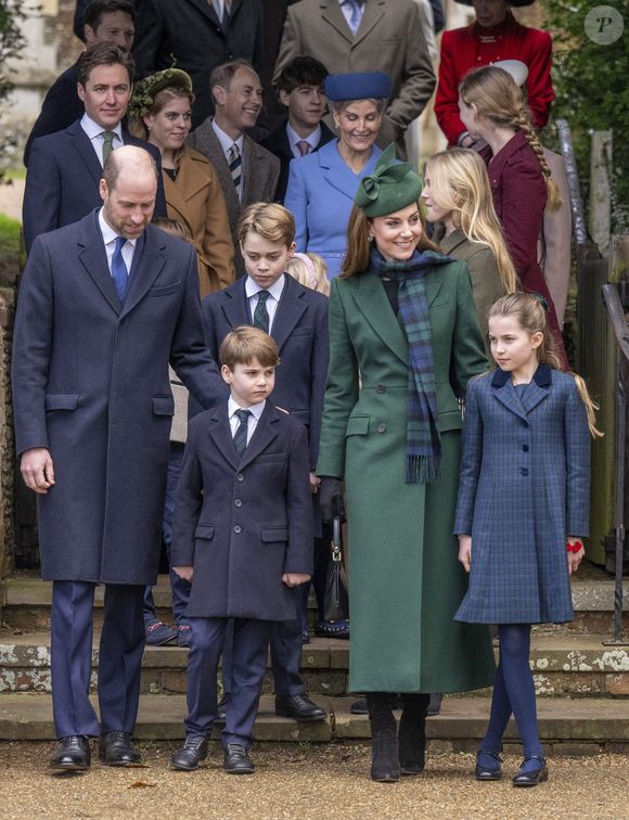 Bain, jeux calmes et histoires sont au programme

Le prince de Galles, le prince George, le prince Louis, la princesse de Galles, Kate Middleton et la princesse Charlotte assistent à l'office religieux du jour de Noël à l'église St Mary Magdalene à Sandringham, Norfolk, Royaume-Uni, le mercredi 25 décembre 2024. Photo par Zak Hussein/Splash News/ABACAPRESS.COM
